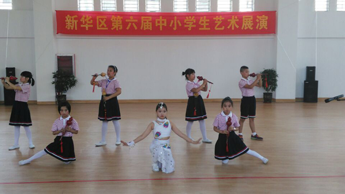 参加新华区教育局举办的第六届艺术表演(图1)